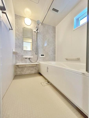 浴室　バスルームは一日の疲れを癒すくつろぎの場所。清潔感のある浴室は、心身ともに癒される特別な空間。
一日の終わりに贅沢なバスタイムを。窓もついてしっかりと換気できます。