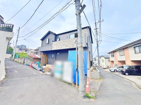 神奈川県横浜市磯子区森5丁目の新築一戸建ての現地外観写真