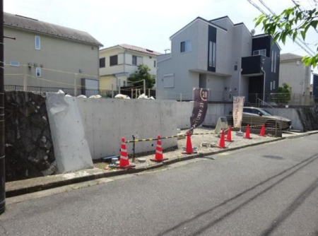 神奈川県横浜市戸塚区柏尾町の土地の前面道路含む現地写真