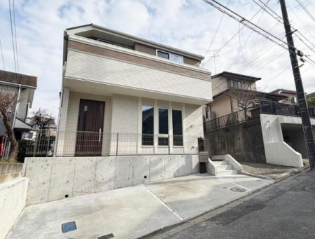神奈川県横浜市泉区白百合1丁目の新築一戸建ての現地外観写真
