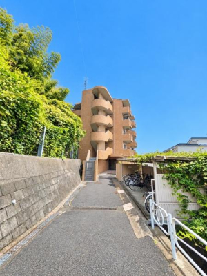 神奈川県横浜市保土ケ谷区瀬戸ケ谷町の中古マンションの現地外観写真