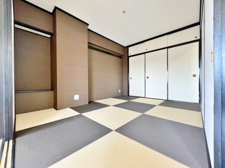 和室　今流行りの「琉球畳」を設置。
白×黒の色合いがお洒落です。