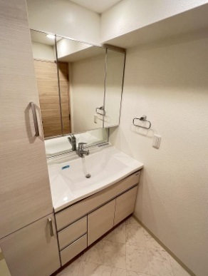 トイレ　タンクレス型のすっきりしたデザインのトイレです。お掃除もしやすくていつも清潔を保てます。

