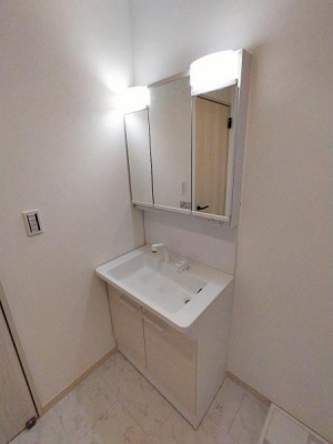 洗面台・洗面所　白を基調とした落ち着きのある三面鏡の洗面台。デザインもよく使い勝手がいいです！