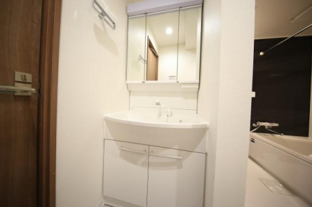 洗面台・洗面所　白を基調とした落ち着きのある三面鏡の洗面台。デザインもよく使い勝手がいいです！